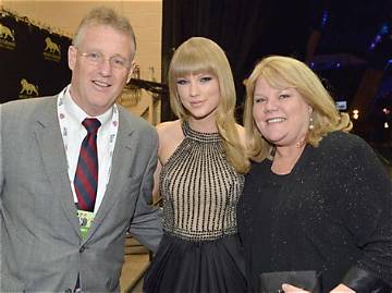 Are Taylor Swift's Parents Divorced? [Answer Revealed]